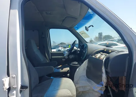 1997 Ford Econoline E350 Super Duty z USA, uszkodzony, nr VIN 1FBJS31L7VHA35267